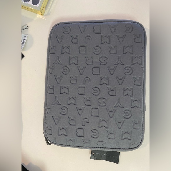 Marc Jacobs Tablet electronics Case bag in soft gray Dreamy Neoprene logo NWT - Picture 12 of 12